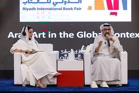 سلطان القاسمي خلال استضافته في ندوة الفنون وصورة العربي حول العالم بمعرض الرياض للكتاب