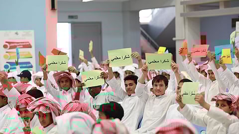 في يومه العالمي.. السعوديون يعززون حب المعلِّم ويوفونه "التبجيلا"