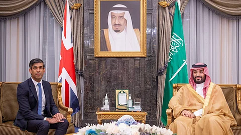 سمو ولي العهد يبحث التصعيد العسكري في غزة مع رئيس الوزراء البريطاني