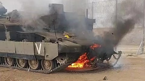 شاهد.. احتراق دبابة إسرائيلية وفلسطينيون يعودون بعربة جيش