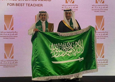 "العنزي" يفوز بالمركز الأول بجائزة محمد بن زايد لأفضل معلم خليجي 2023م
