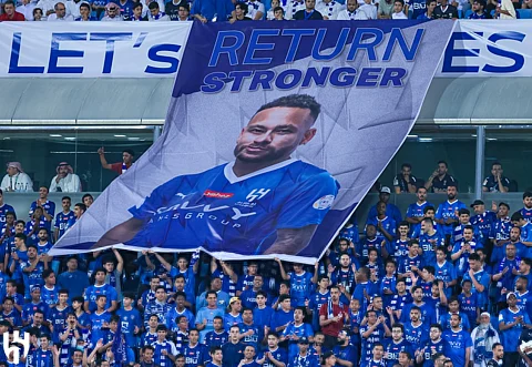 بالصور.. لاعبو الهلال يدعمون نيمار.. والجماهير تهتف باسمه في الدقيقة العاشرة