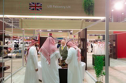 حرفي بريطاني ينقل تجربته بصناعة القفازات الفاخرة في معرض الصقور والصيد