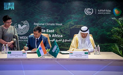 المملكة والهند توقعان مذكرة تفاهم للتعاون في مجال الربط الكهربائي والهيدروجين الأخضر النظيف
