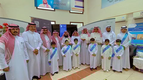 شهادات شكر وتقدير.. مدير مكتب تعليم تيماء يُكَرّم المعلمين والإداريين المتقاعدين