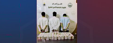 الطائف.. القبض على 3 أشخاص لترويجهم 10,784 قرصًا خاضعًا لتنظيم التداول الطبي
