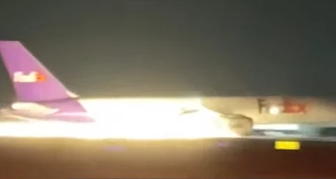 "تطاير الشرر منها".. شاهد لحظة انزلاق طائرة على مدرج مطار أمريكي