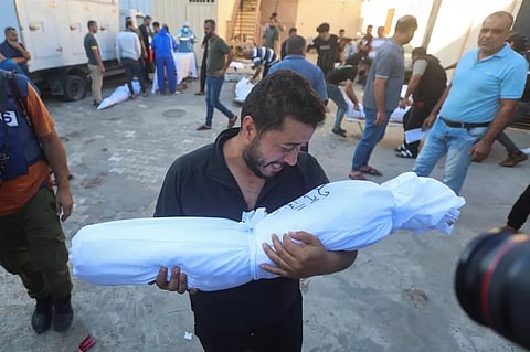 أب يبكي بحرقة على ابنه الذي راح ضحية العدوان الإسرائيلي على غزة