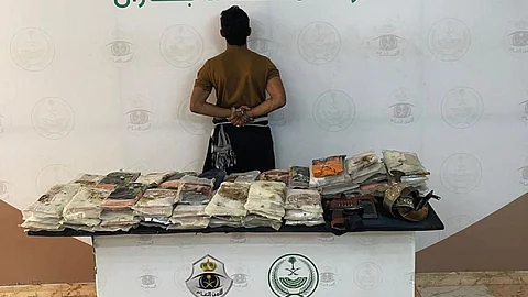 شرطة "العارضة" تقبض على شخص لترويجه (77.3) كيلوجرام من مادة الحشيش المخدر