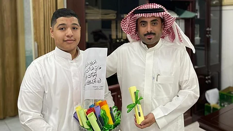 طالب في "متوسطة القصب" يكرّم معلميه احتفاءً بيوم المعلم