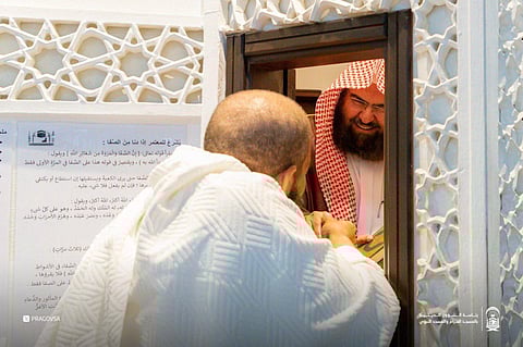 "السديس" يتفقّد مواقعَ إجابة السائلين بالمسجد الحرام.. ويطّلع على مستوى جودة الخدمات