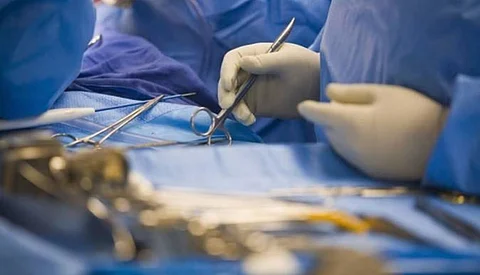 تدخل جراحي ينقذ مسناً كفيفاً من التهاب وغرغرينة المرارة بمستشفى ينبع