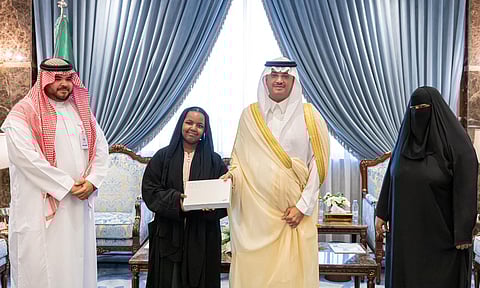 محافظ الأحساء يستقبل الأطفال المتعافين من مرض السرطان