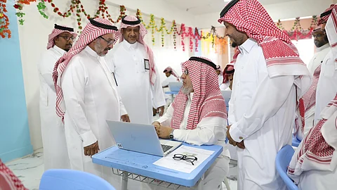 مدير تعليم نجران يشيد بطموح سبعيني قرر مواصلة دراسته