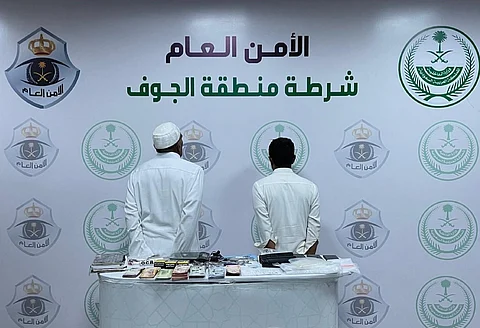 ضَبْط مواطنَيْن بالجوف لترويجهما مادتَيْ الحشيش والإمفيتامين المخدرتَيْن