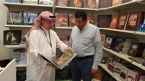 الكاتب والمصور السعودي محمد بابللي متحدثاً إلى المحرر