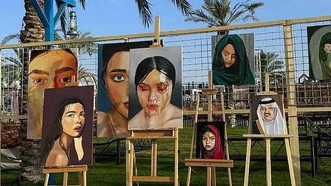 "رنيم".. فنانة تشكيلية تبدع بأناملها لوحات جمالية على طرق وميادين حائل