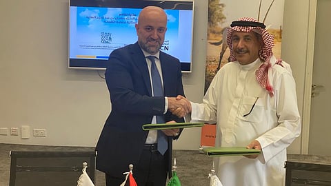 عبدالله العامر وفادي الناصر خلال توقيع مذكرة التفاهم