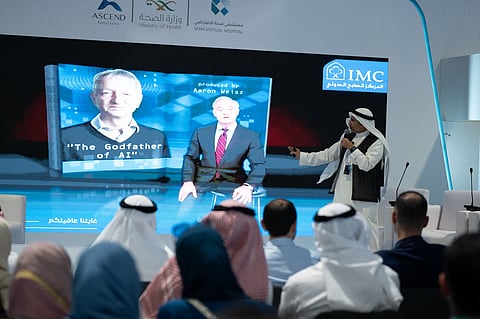 وليد فتيحي يلقي محاضرة بملتقى الصحة العالمي عن مستقبل الذكاء الاصطناعي في الرعاية الصحية.