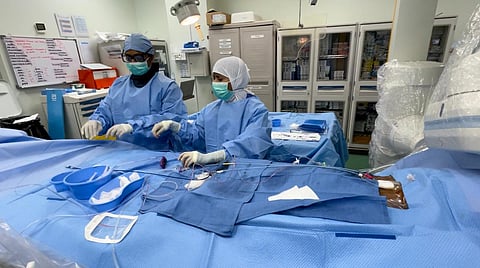 "قلبي" تُعيد الفرحة لأسرة سودانية بعد نجاح عملية قسطرة لابنها