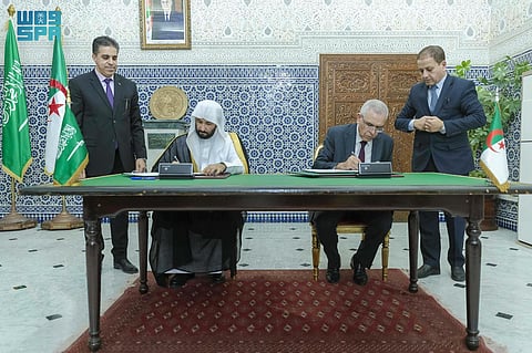 "الصمعاني" يوقّع مع نظيره الجزائري برنامجًا تنفيذيًّا للزيارات المتبادلة