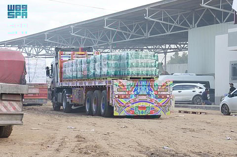 عبور مجموعة جديدة من القوافل الإغاثية السعودية معبر رفح الحدودي متوجهة إلى قطاع غزة