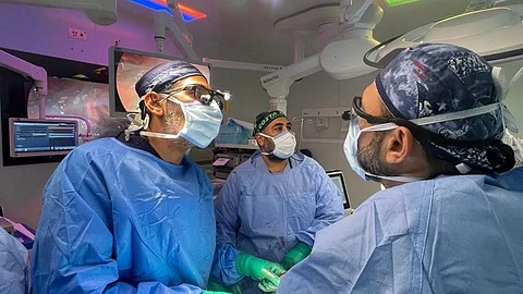 فريق طبي بمستشفى جامعة المؤسس ينجح في إنهاء معاناة طفل مصاب بعيب خِلقي بالمريء