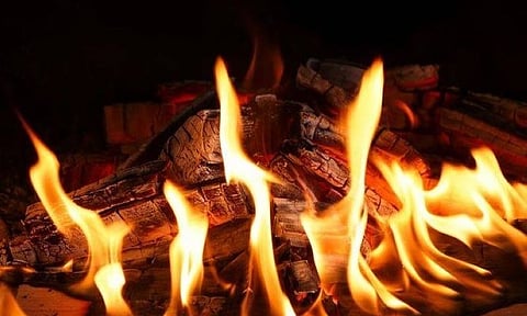 تجمع القصيم الصحي يحذّر: إشعال الحطب في الأماكن المغلقة يهدد السلامة الصحية