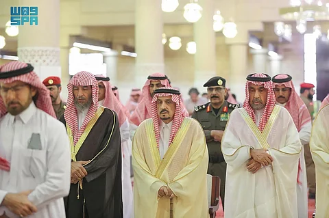 أمير الرياض يؤدي صلاة الميت على الأمير يزيد بن سعود بن عبدالعزيز
