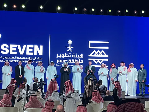 أمير عسير متفاعلاً مع سؤال "سبق" عن سياحة السهل والصحراء والبحر: "اصبر بتشوف"