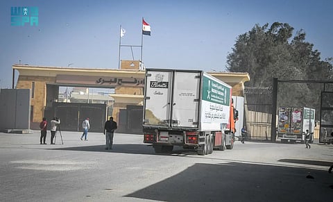 مجموعة من القوافل الإغاثية السعودية تعبر "معبر رفح الحدودي" متوجهة إلى غزة