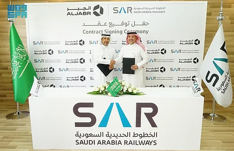 "سار" توقّع عقدًا لنقل آلاف السيارات سنوياً.. والأهداف تتضمن رفع السلامة على الطرقات