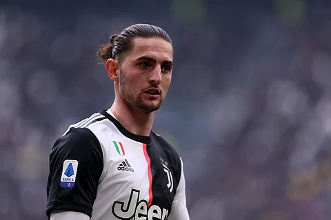 لاعبَيْ روما الإيطالي باولو ديبالا