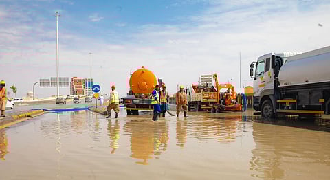 جهود على قدم وساق.. معالجة 62 تجمعاً للأمطار بالقصيم والأعمال تتواصل