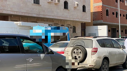شاهد.. سيارة آيس كريم بشرائع مكة تُربك المرور وتُعَرض حياة الطالبات للخطر