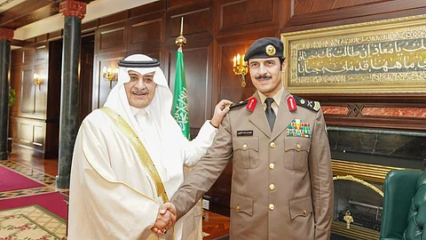 أمير تبوك يُقلد مدير مكافحة المخدرات بالمنطقة رتبة "لواء"