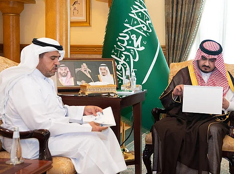 الأمير بدر بن سلطان خلال استقباله الرئيس التنفيذي لشركة المياه الوطنية