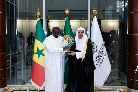 الرئيس السنغالي يتسلم مجسَّمَ أيقونة وثيقة مكة المكرمة من أمين عام رابطة العالم الإسلامي