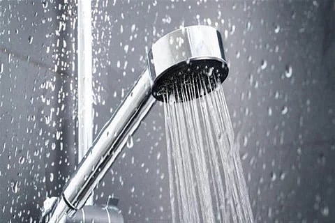 "فيديو يثير المخاوف" وتوضيحان.. هل الاستحمام بماء بارد بدءاً بالرأس يسبّب الوفاة؟!