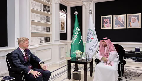 "خالد بن سلمان" يلتقي المبعوث الأممي لليمن ويستعرضان جهود المملكة لدعم السلام
