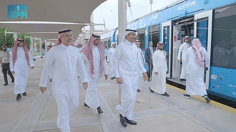 "الجاسر" يقف على تجارب القطار الهيدروجيني عبر رحلة من محطة قطار الشرق بالرياض