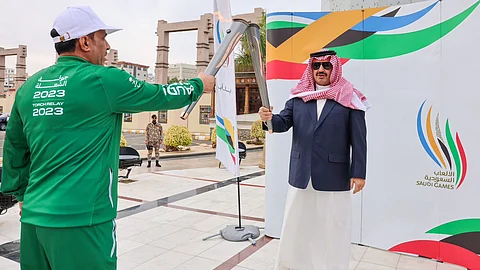 "تركي بن طلال" يتسلم شعلة النسخة الثانية من دورة الألعاب السعودية