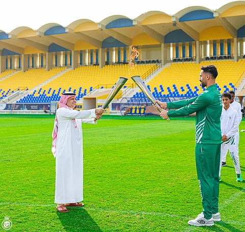 رئيس نادي النصر "آل معمر" يتسلم شعلة دورة الألعاب السعودية من حارس مرمى فريقه "العقيدي"