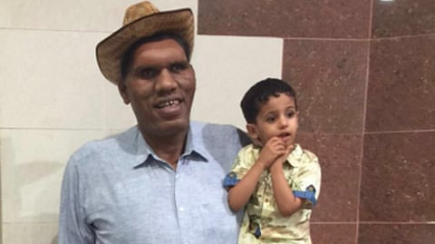 المقيم الباكستاني "غلام شبير" المعروف بـ"أطول رجل في العالم"