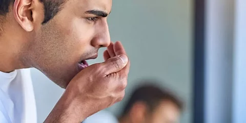 ليس الارتجاع المريئي أو التهاب اللوزتين فقط.. سببٌ تجهله لـ"رائحة الفم الكريهة"