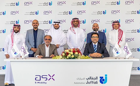 الجفالي للسيارات توقع اتفاقية مع الشريف اكس لتهيئة البنية التحتية للسيارات الكهربائية