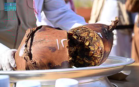 رحلة عبر الزمن من العلا.. مشاهد عن "طريقة حشو التمر في الشنة" تلقى إقبالًا كبيرًا