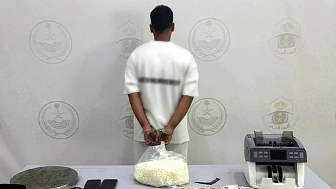 "شرطة جدة" تطيح بشخص لترويجه مادتي الحشيش والإمفيتامين المخدرتين وأقراصاً خاضعة لتنظيم التداول الطبي
