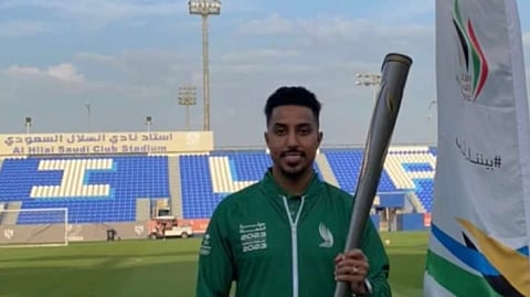 لاعب الهلال "الدولي" سالم الدوسري يتسلّم شعلة دورة الألعاب السعودية 2023