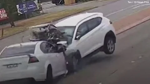 فيديو مروع.. شاهد كيف نجا مولود عمره 8 أسابيع من حادث سير مخيف